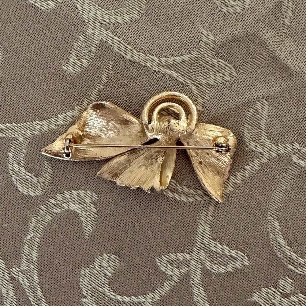Vintage Gold Tone Bow Brooch with Pearl Accent | Classic Elegant Pin